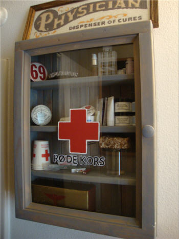 red cross medicine cabinet, cat eye girls, vintage market, antique show, yakima, tri-cities, puyallup, monroe, portland, spokane, oregon, washington